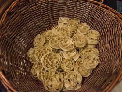 Ci congediamo dalla signora ma rimaniamo nella stradina per "esplorare" un altro di questi minuscoli alloggi. Ad accoglierci � un'altra vecchietta di nome Rosa: ha 86 anni e quasi come volesse fare un "dispetto" alla sua vicina sta preparando una vagonata di cartellate ben pi� grosse